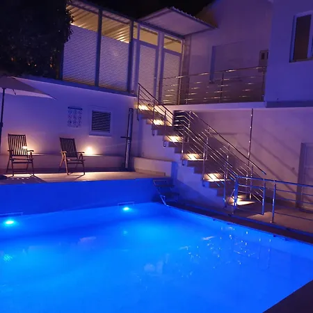Appartamento Fuer Sechs Personen Mit Balkon Traù