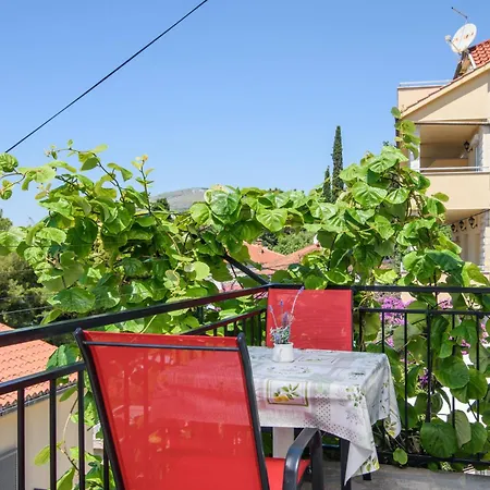 Appartamento Fuer Sechs Personen Mit Balkon Traù